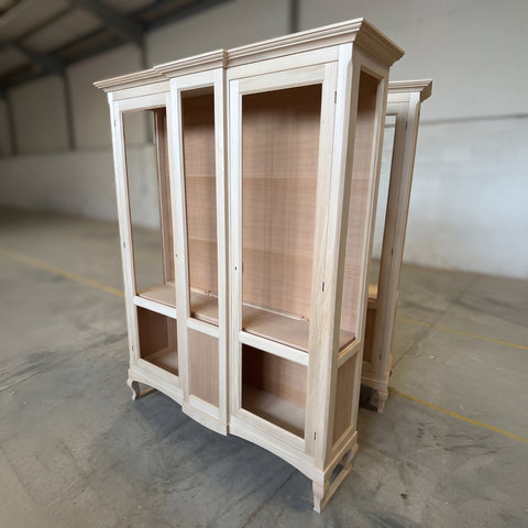 Vista struttura artigianale vetrina classica RH607 in legno con montanti e pannellature lavorate collezione Tiziano