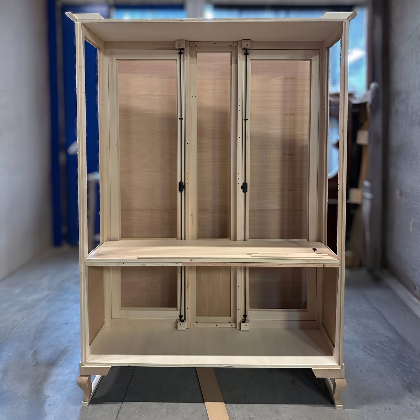 Struttura interna vetrina classica RH607 in legno massello con telaio portante e schienale lavorazione artigianale collezione Tiziano