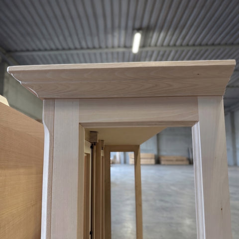 Vista laterale struttura vetrina classica RH607 in legno lavorazione artigianale con montanti e pannelli collezione Tiziano