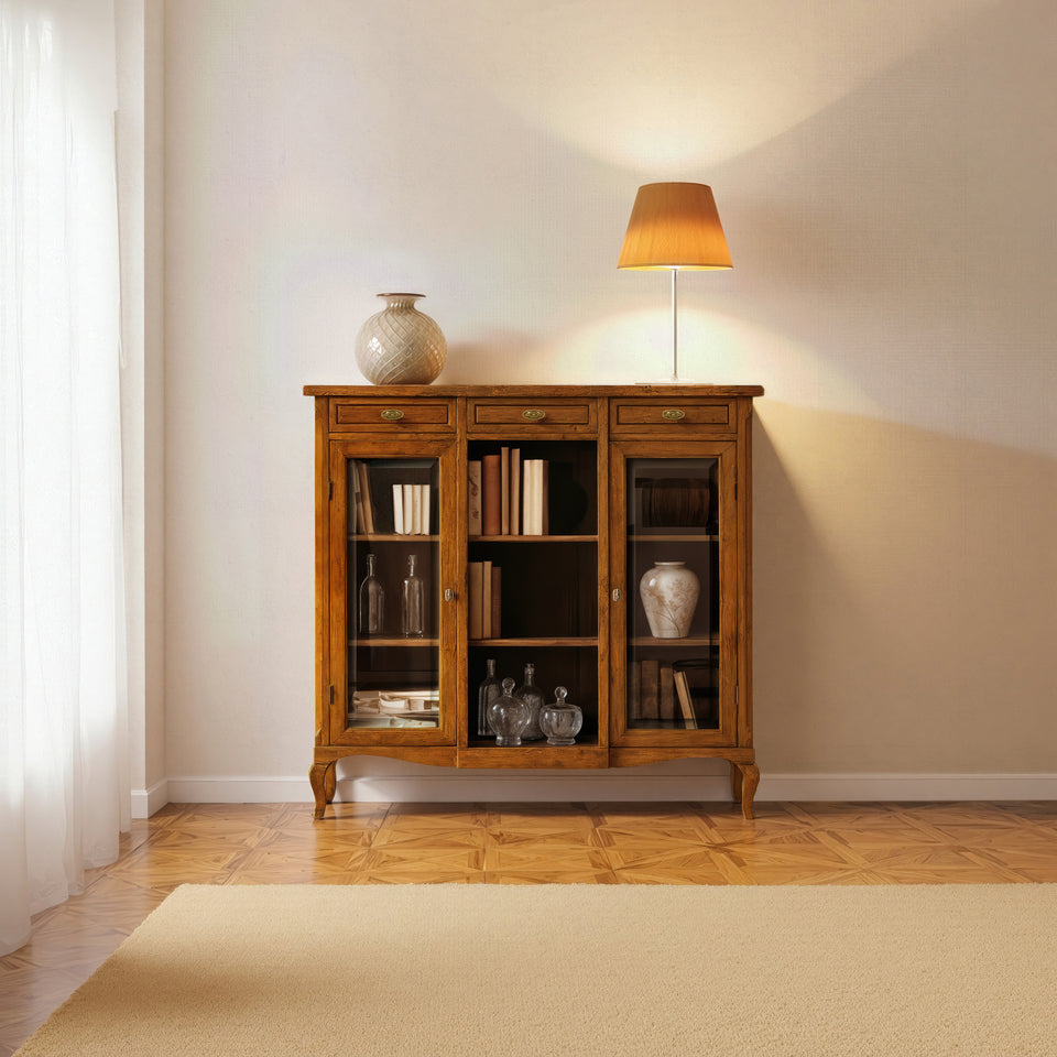 alt
Small Tiziano RH842 display cabinet with 3 drawers, bevelled glass doors, and open central compartment. An elegant and streamlined small display cabinet, with drawers, glass doors, and an open compartment. A refined and versatile piece of furniture, perfect for any room in the home.